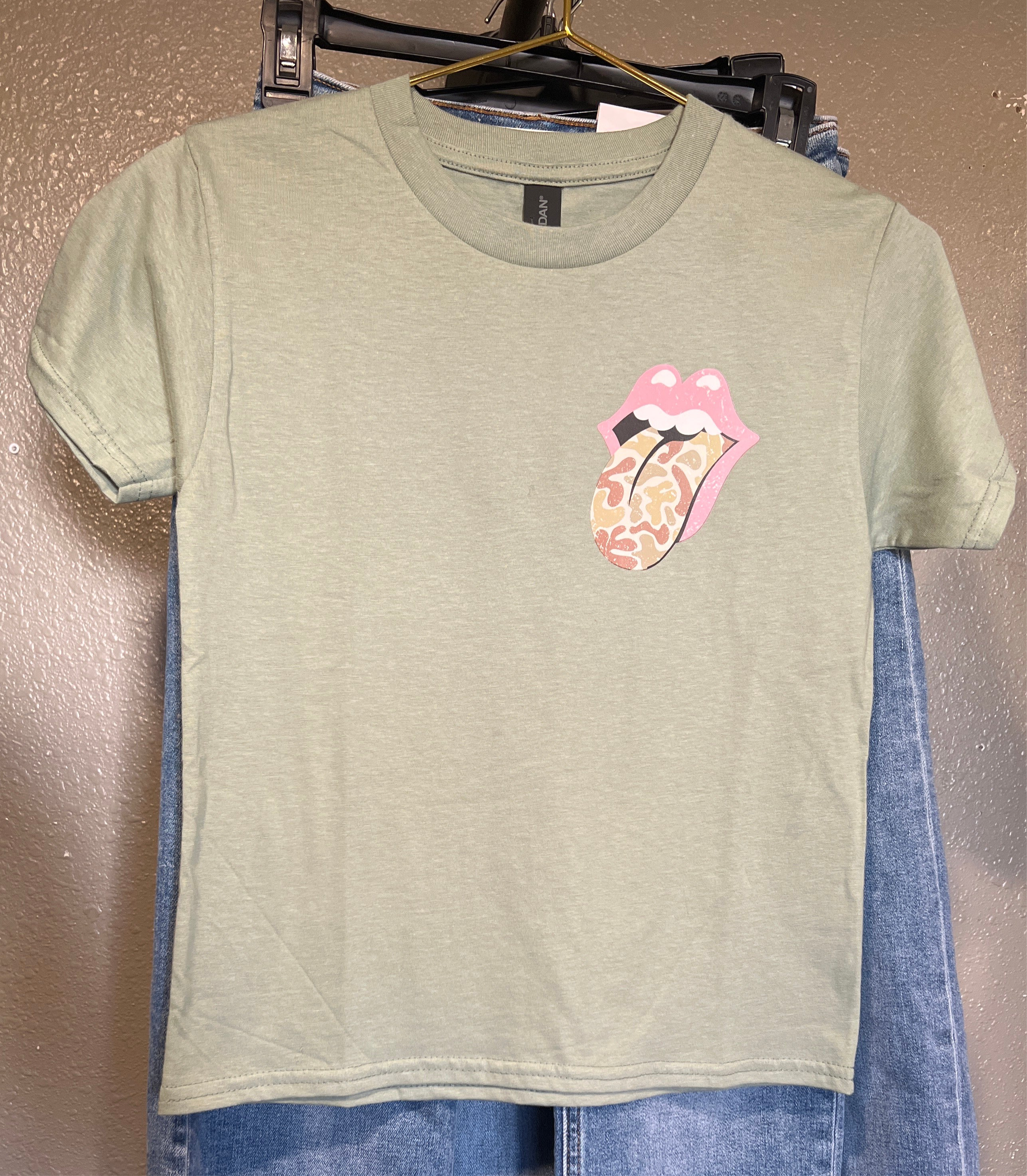 CAMO TONGUE YOUTH TEE