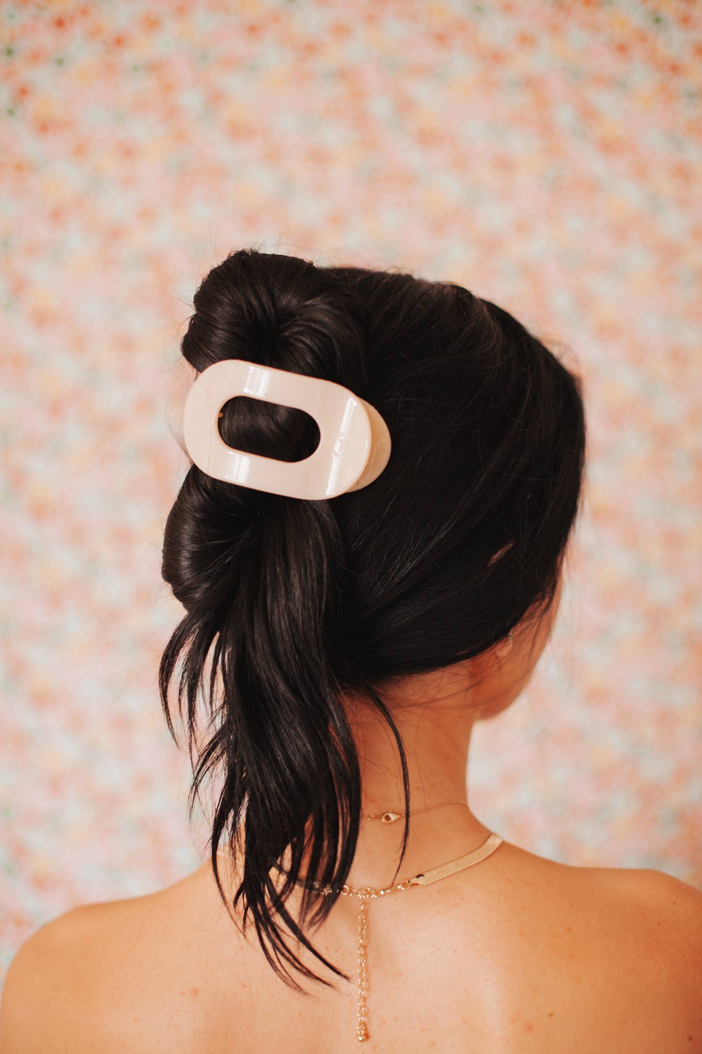 ALMOND BEIGE MEDIUM FLAT ROUND CLIP
