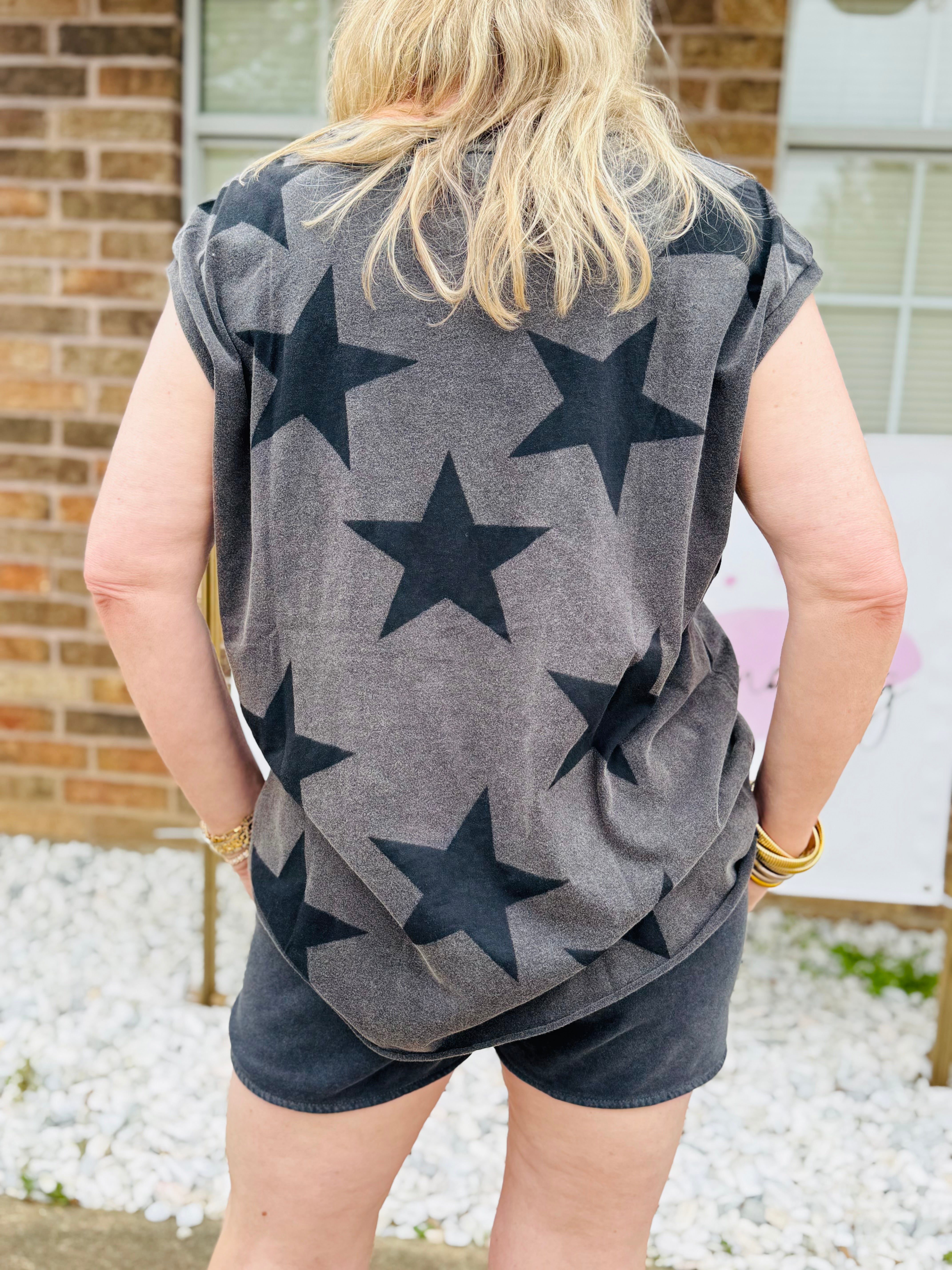 SLEEVELESS STAR PATTERN TEE